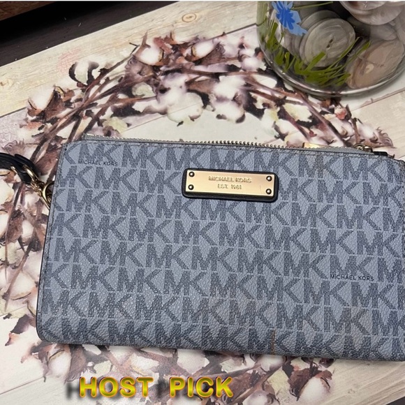 Authentic Michael Kors signature wallet/wristlet. - Picture 6 of 8